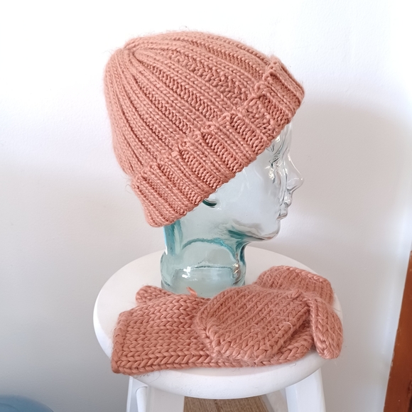 ⚡️SALE⚡️Vintage Handmade Rust Beanie/Toque Hat and Mittens Set - Picture 3 of 7